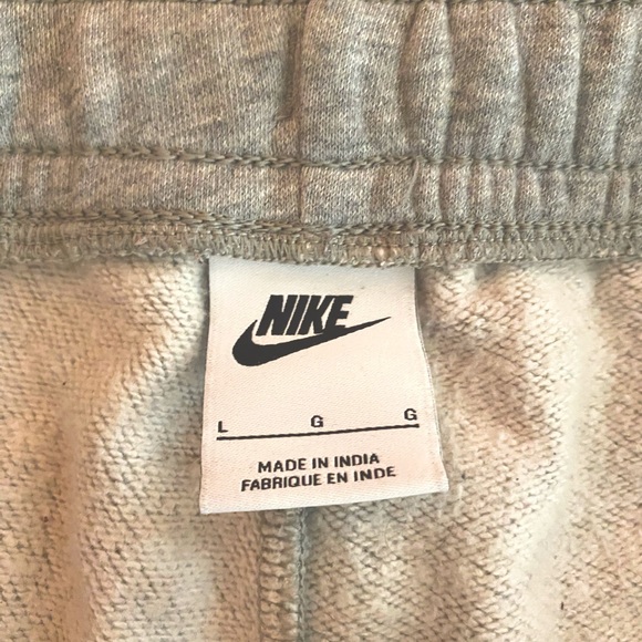 Women’s Nike “Fleece Joggers” in grey, size large. - Picture 4 of 4